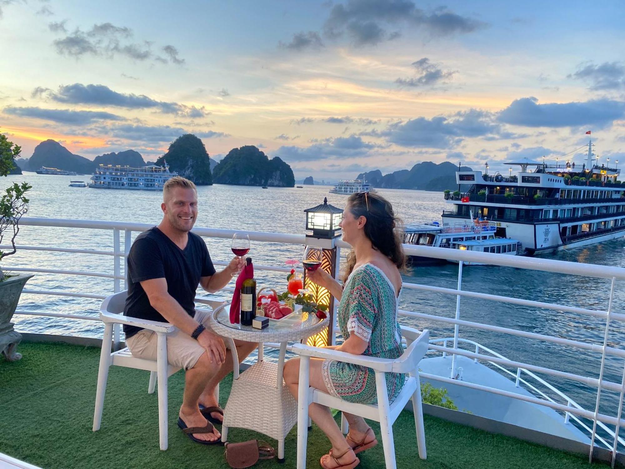 Halong Sapphire Cruises Hotel Ха Лонг Екстериор снимка