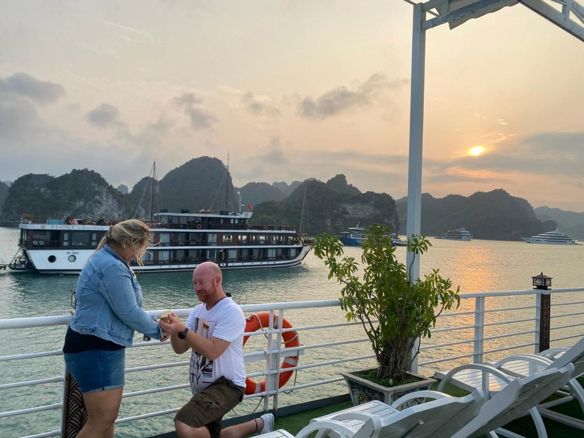 Halong Sapphire Cruises Hotel Ха Лонг Екстериор снимка