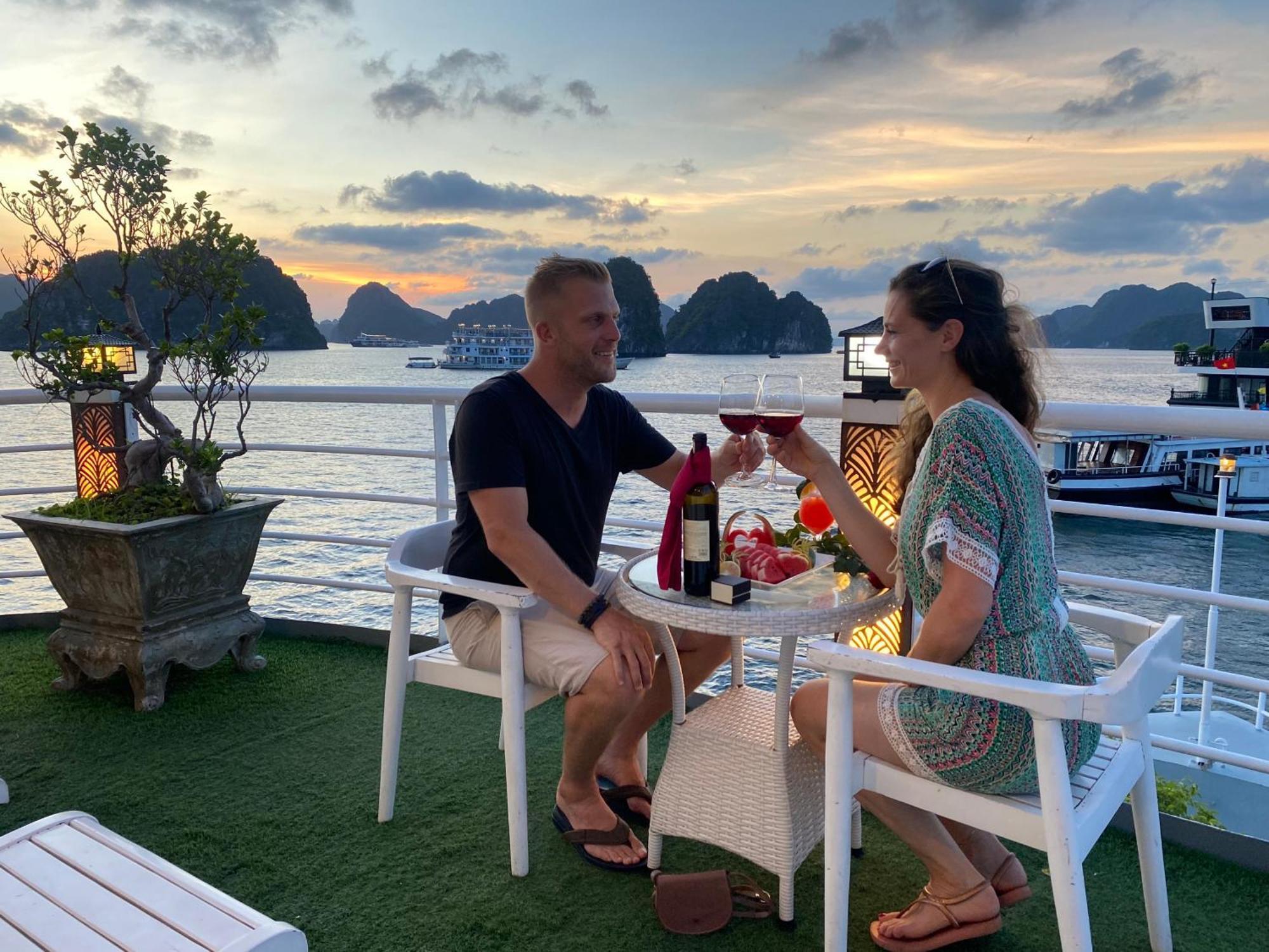 Halong Sapphire Cruises Hotel Ха Лонг Екстериор снимка