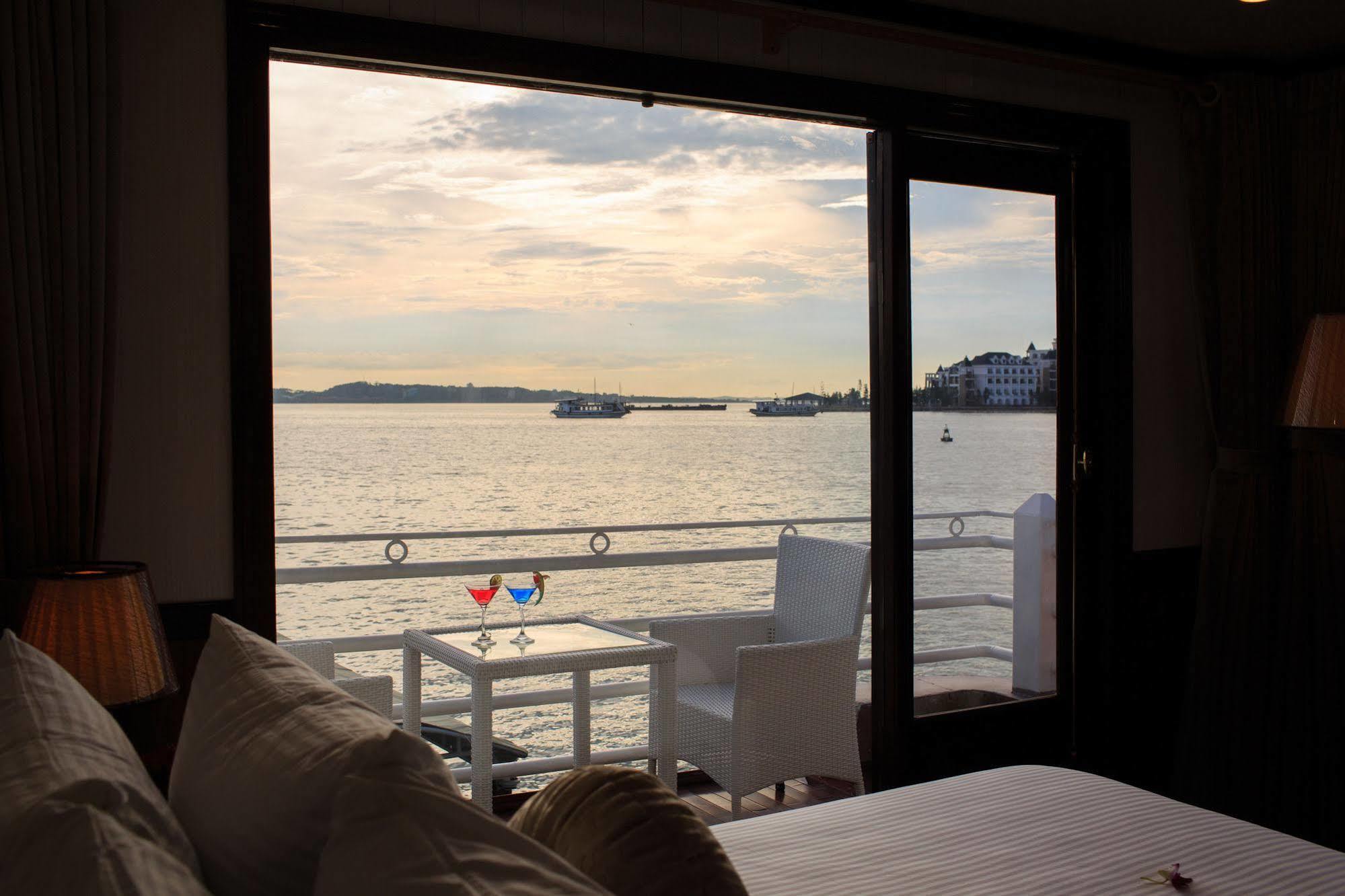 Halong Sapphire Cruises Hotel Ха Лонг Екстериор снимка